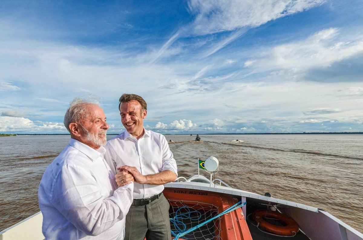 Lula e Macron em passeio de barco - Metrópoles