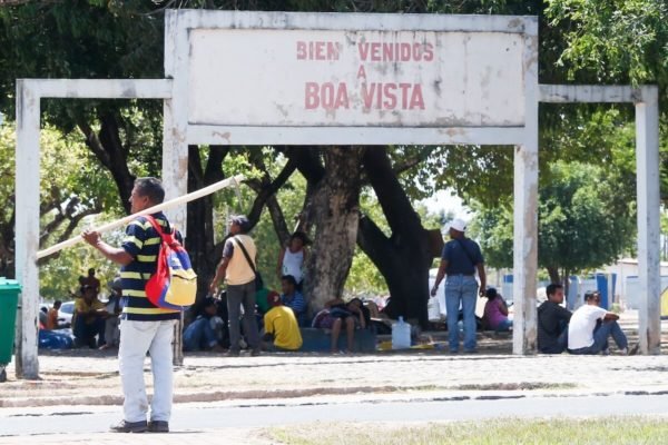Venezuelanos na praça Simón Bolívar, em Roraima