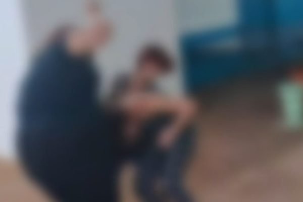 foto colorida de estudante de 15 anos sendo agredida por colegas dentro de escola estadual de Glicério (SP) - Metrópoles
