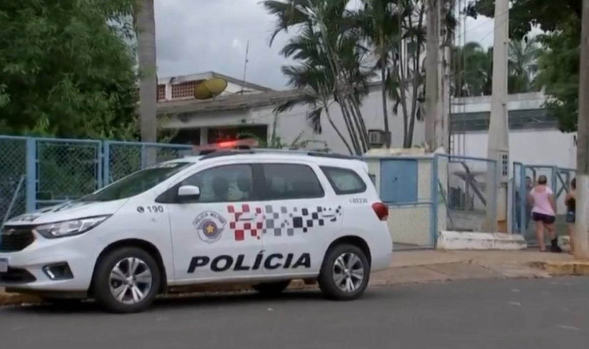 foto colorida de viatura da PM em frente a escola estadual de Glicério (SP) onde estudante de 15 anos foi agredida por colegas - Metrópoles