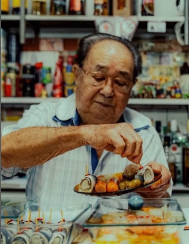 foto colorida de Luiz Nozoie em seu bar, no Bosque da Saúde, em SP - Metrópoles