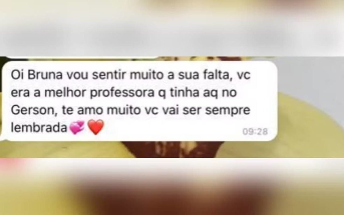 imagem colorida professora demitida apos nudes recebe apoio dos alunos