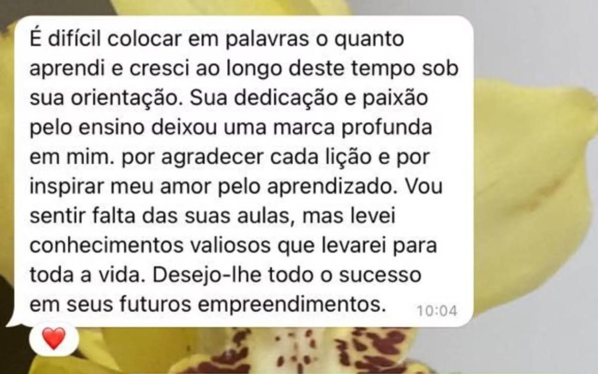 imagem colorida professora demitida apos nudes recebe apoio dos alunos