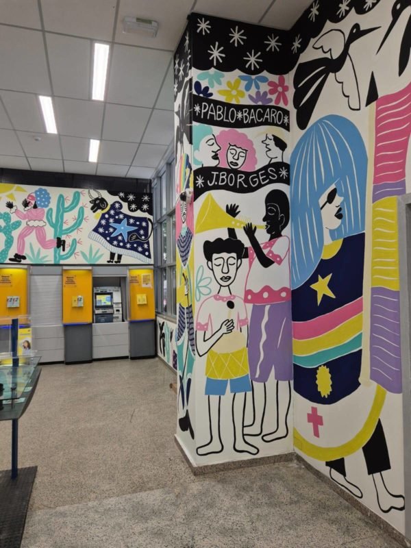 Imagem colorida de interior de agência do Banco do Brasil em Recife (PE), com foco na tecnologia e sustentabilidade - Metrópoles