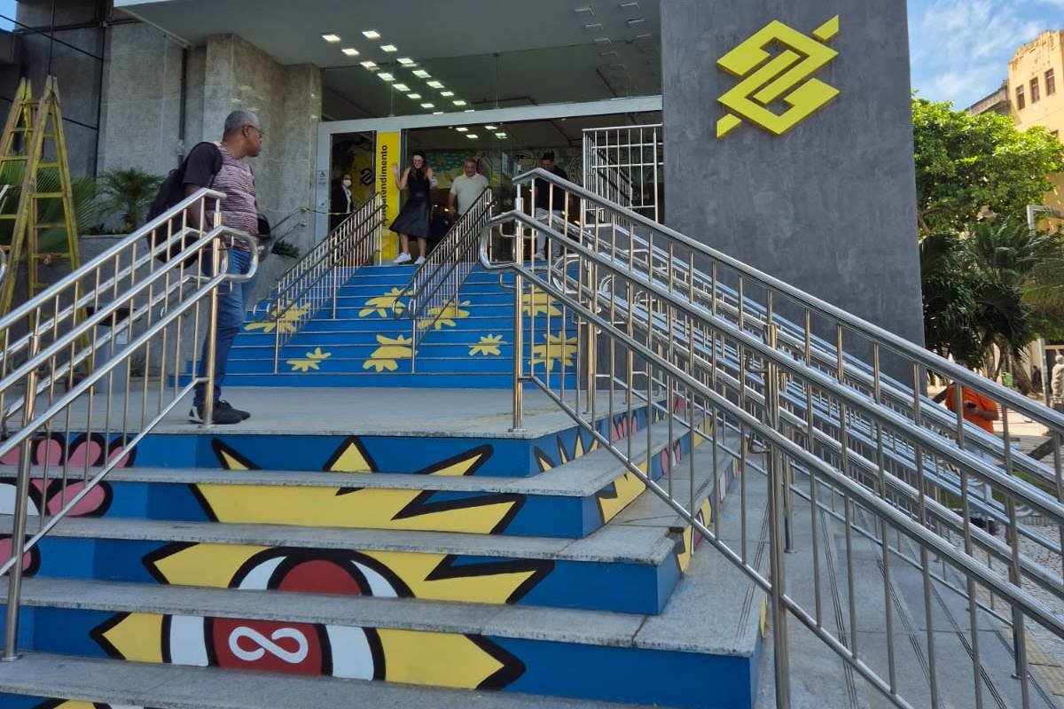 Imagem colorida da fachada de agência do Banco do Brasil em Recife (PE), com foco na tecnologia e sustentabilidade - Metrópoles