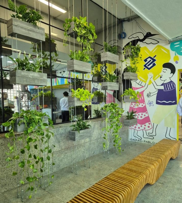 Imagem colorida de interior de agência do Banco do Brasil em Recife (PE), com foco na tecnologia e sustentabilidade - Metrópoles