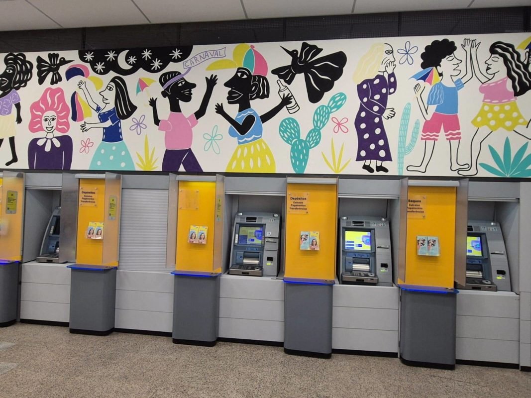 Imagem colorida de interior de agência do Banco do Brasil em Recife (PE), com foco na tecnologia e sustentabilidade - Metrópoles