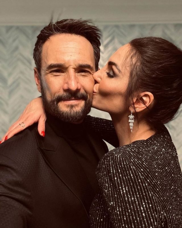 Mel Fronckowiak posa beijando o marido, Rodrigo Santoro - Metrópoles