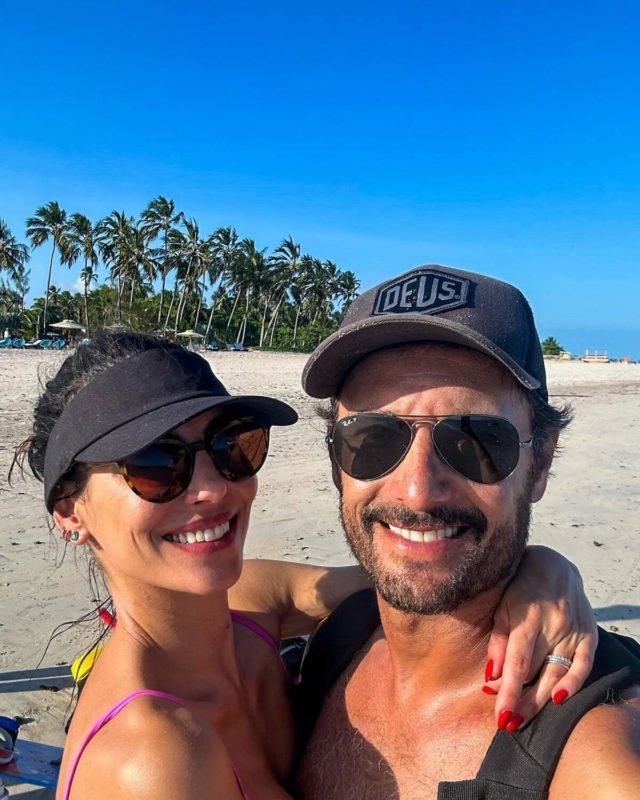 Mel Fronckowiak e Rodrigo Santoro posam juntos durante passeio - Metrópoles