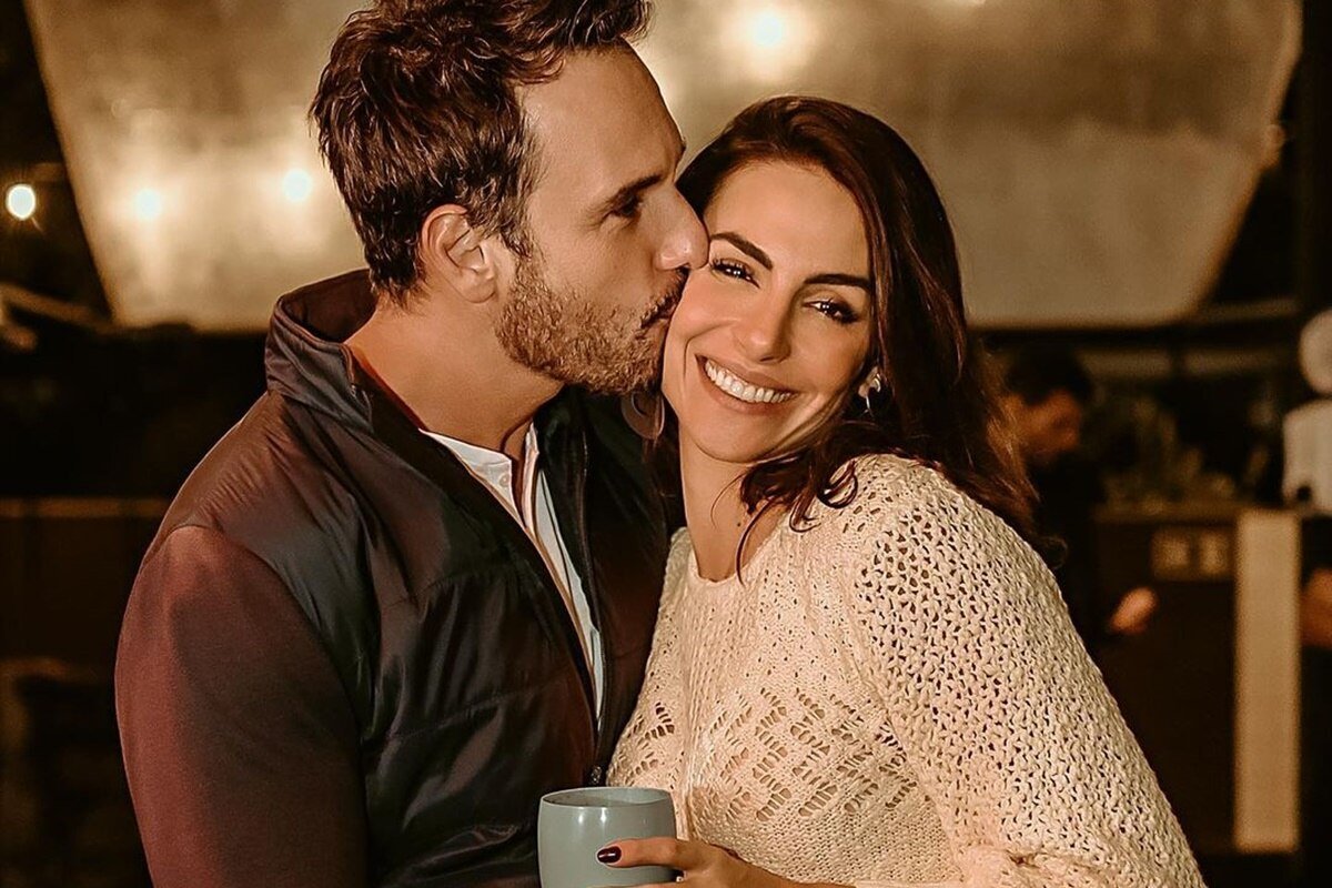 Rodrigo Santoro posa beijando a esposa, Mel Fronckowiak - Metrópoles