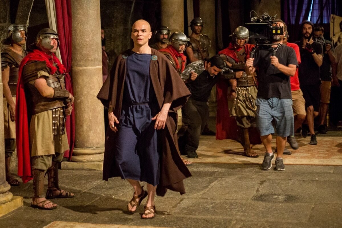 Ricardo Soares é clicado nos bastidores do filme Jorge da Capadócia como Octávio - Metrópoles