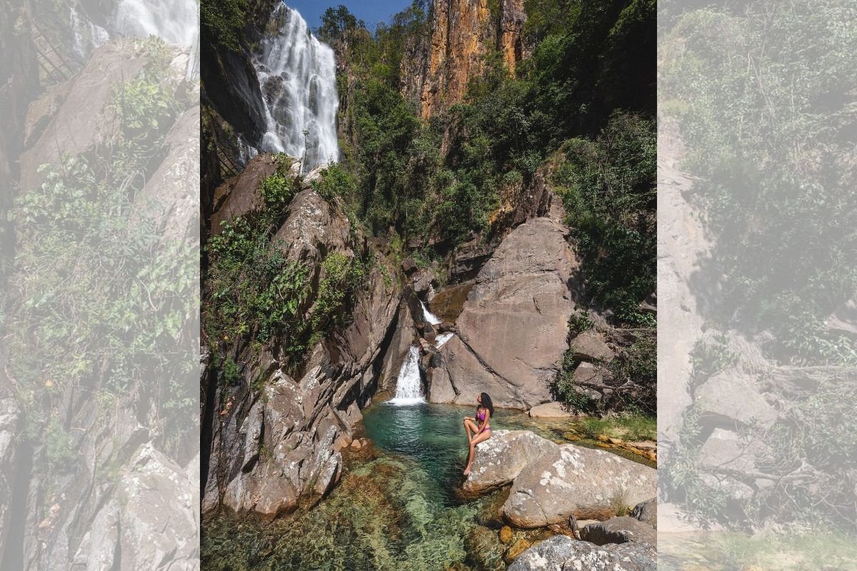 Foto colorida de uma mulher na cachoeira - Metrópoles