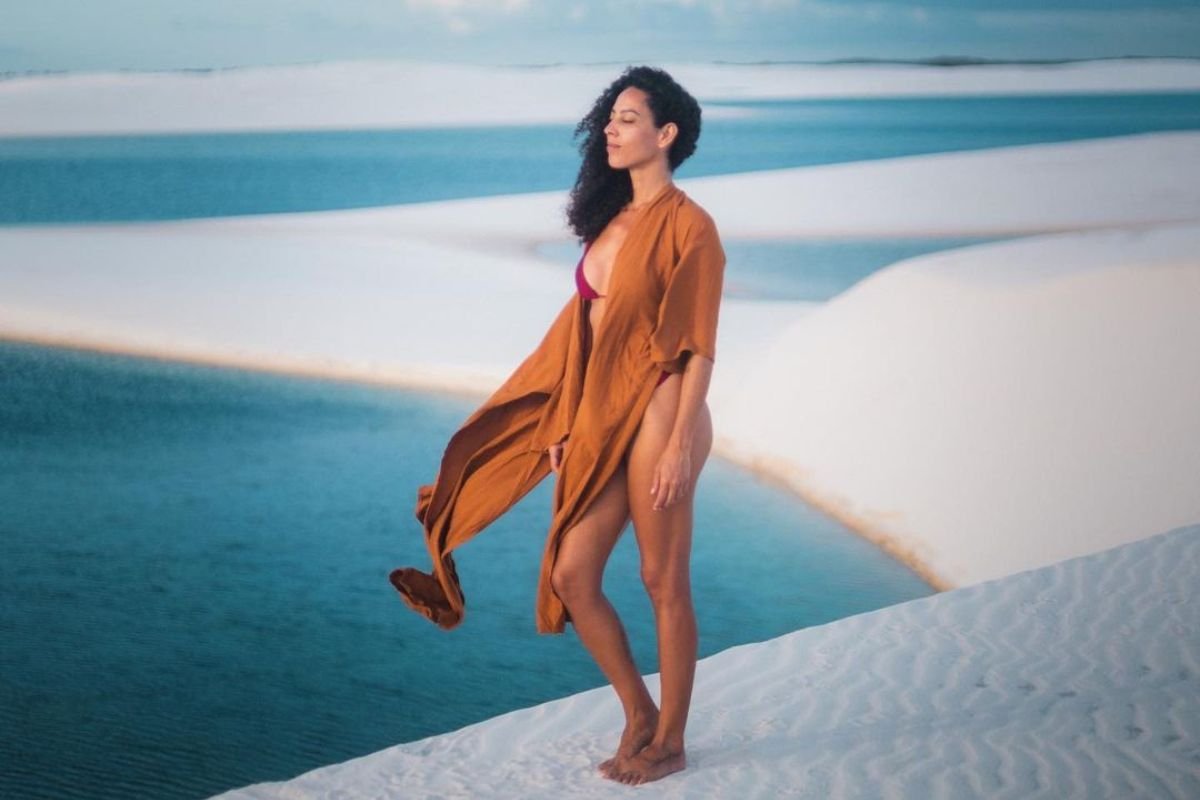 Foto colorida de uma mulher na cachoeira - Metrópoles