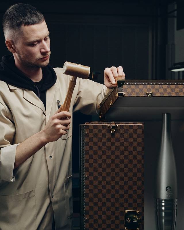 Na imagem com cor, os novos báus da Louis Vuitton para os Jogos Olímpicos - Metrópoles