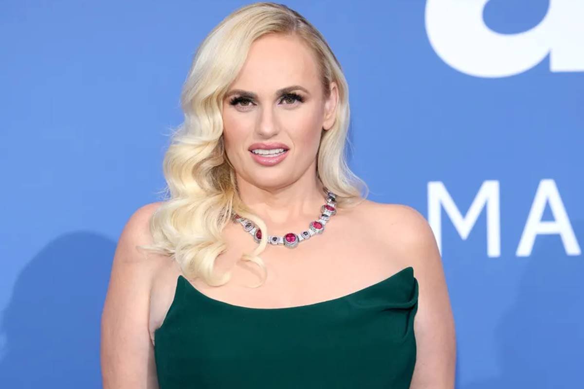 Rebel Wilson em foto colorida. Ela é branca, loira e usa regata verde - Metrópoles
