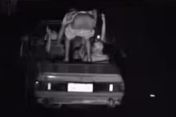 foto colorida de auto de infração mostra homem pelado ao passar por radar de Campinas - Metrópoles