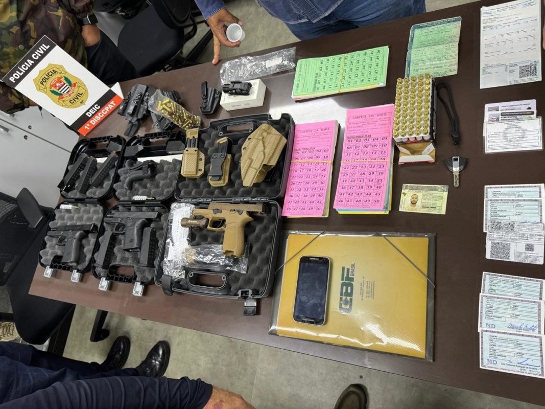 foto colorida de armas e cartelas de rifas apreendidas com homem em SP - Metrópoles
