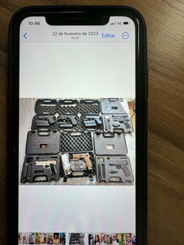 foto colorida de postagem com armas de fogo que seriam rifadas por criminoso - Metrópoles