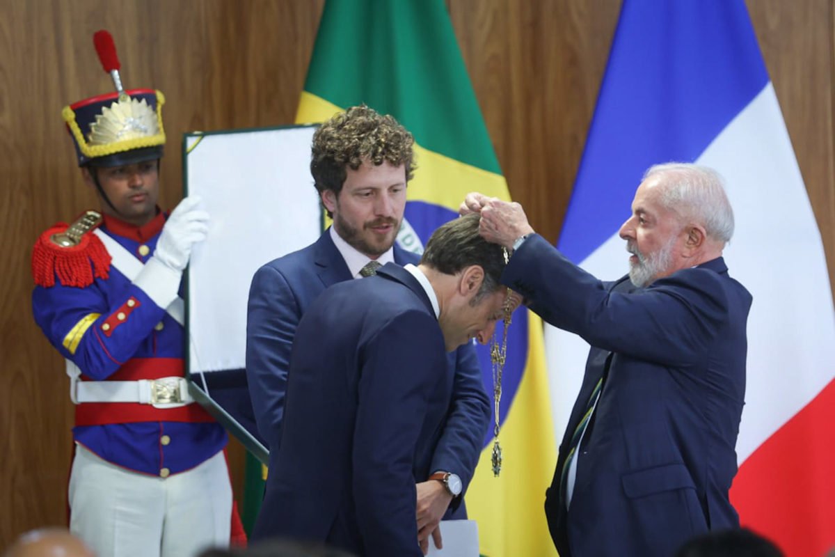 Imagem colorida de Lula e Macron - Metrópoles