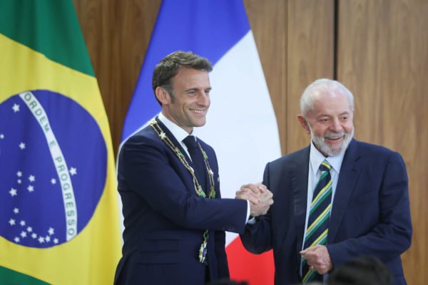 Imagem colorida de Lula e Macron - Metrópoles