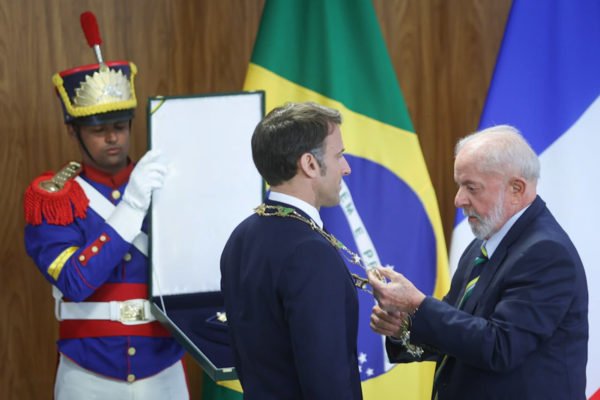 Imagem colorida de Lula e Macron - Metrópoles