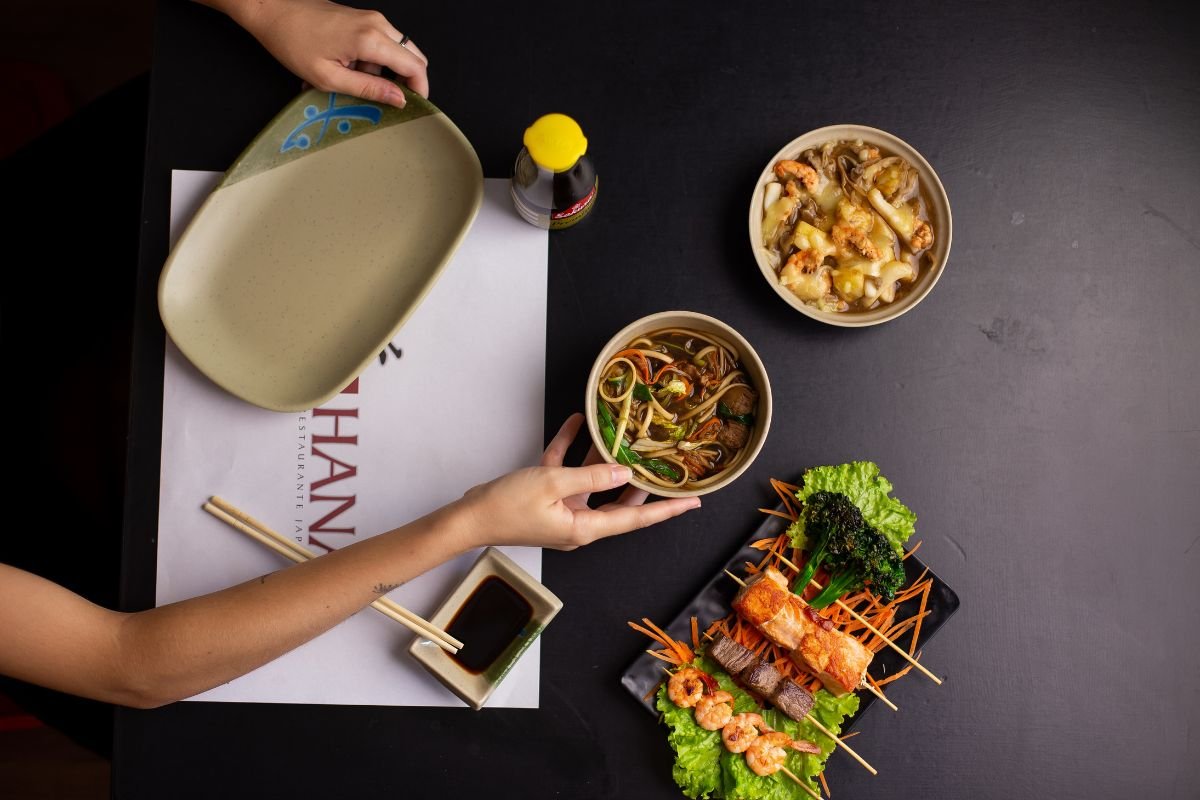 Foto colorida de comida japonesa - Metrópoles