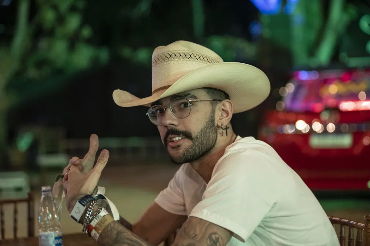 Foto colorida do cantor Luan Pereira. Ele está usando um chapéu de caubói branco - Metrópoles