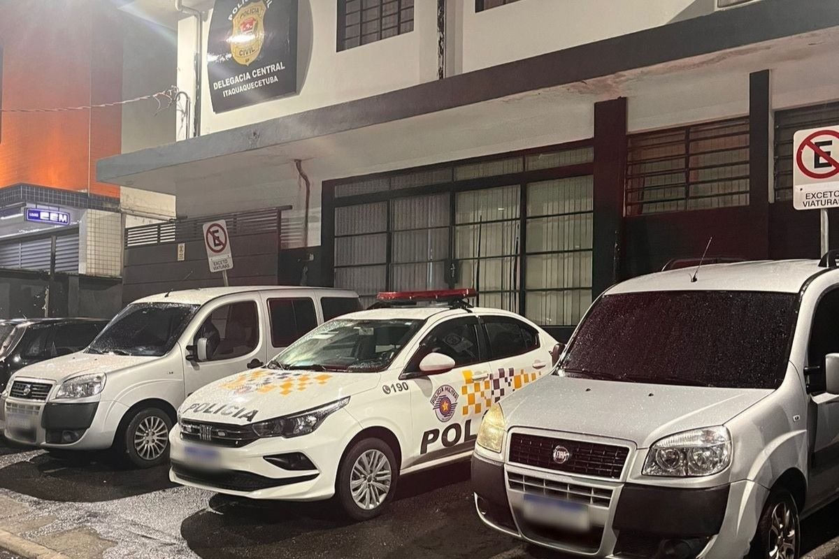 Imagem colorida de carros da polícia militar e um carro cinza. Metrópoles