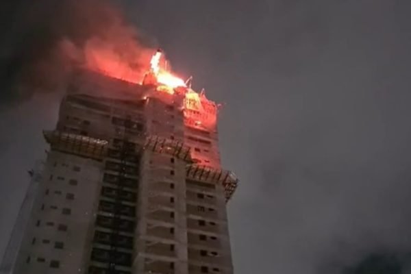 Imagem do prédio botanik pegando fogo no centro de recife