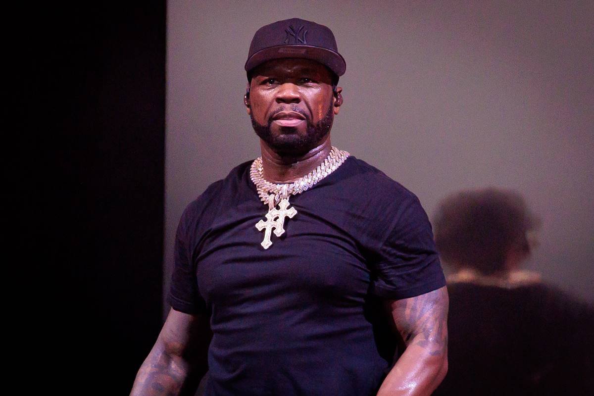 foto colorida de 50 cent de blusa e bone pretos - metrópoles