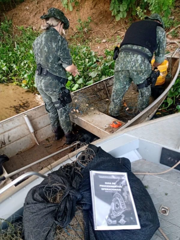 foto colorida de flagrante da Polícia Ambiental de pescador multado por pesca irregular no Rio Paraná, em Panorama (SP) - Metrópoles