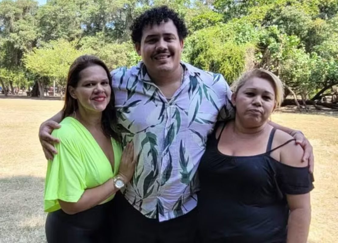 Lucas Buda com as irmãs, Rose Ferreira e Carla Cristina