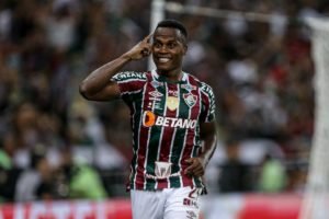 Arias, atacante do Fluminense comemorando gol - Metrópoles