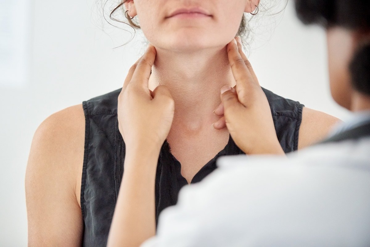 Foto colorida de médica avaliando tireoide mulher - Metrópoles