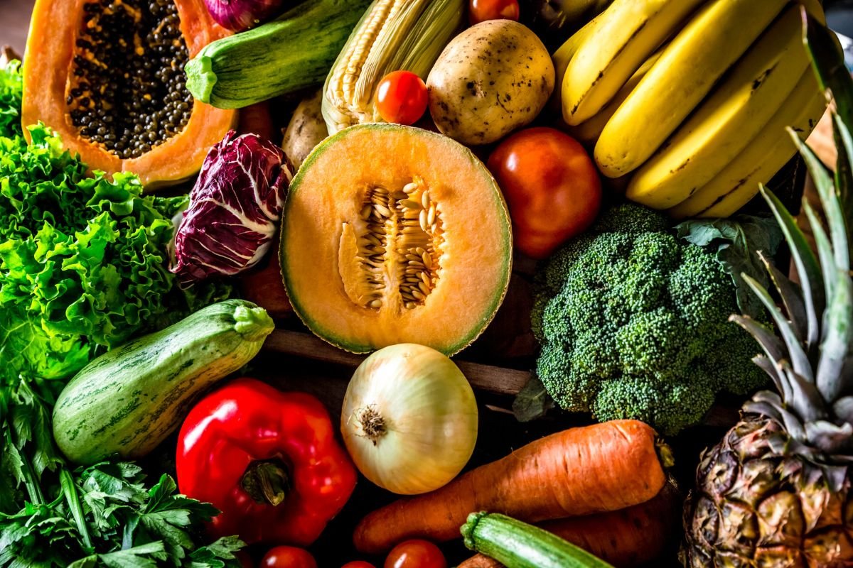 banana, cebola, brócolis, abóbora e outras frutas e vegetais