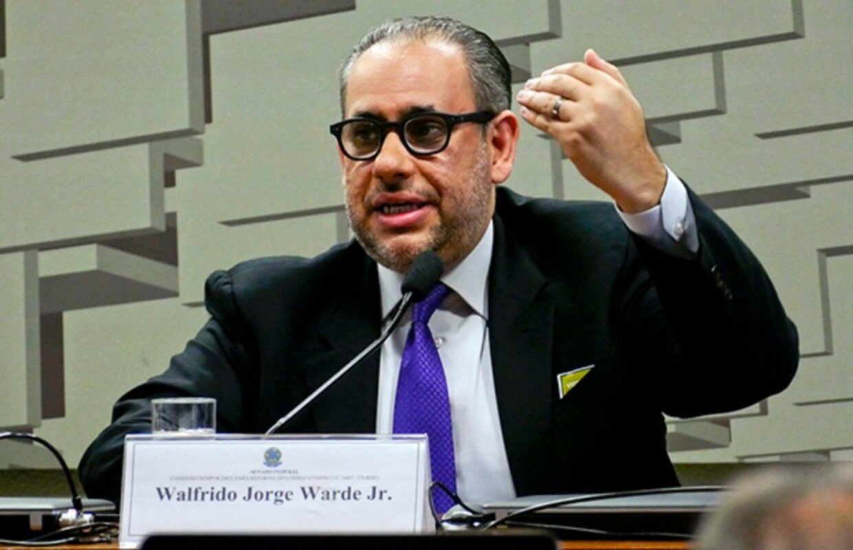 Advogado deixa escritório de Warde, mas nega