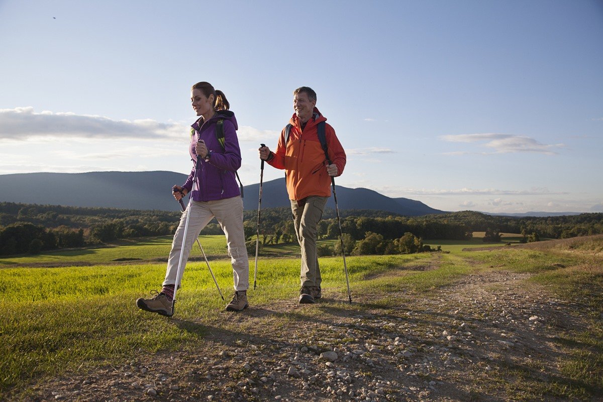 Caminhada ajuda a reduzir gordura no fígado? Médica explica 2 Casal caminhando com bastões