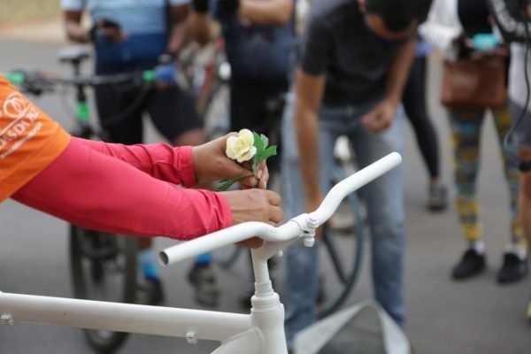 Ong rodas da paz, instala ghost bikes em homenagem a ciclistas que morreram nas vias do DF 1