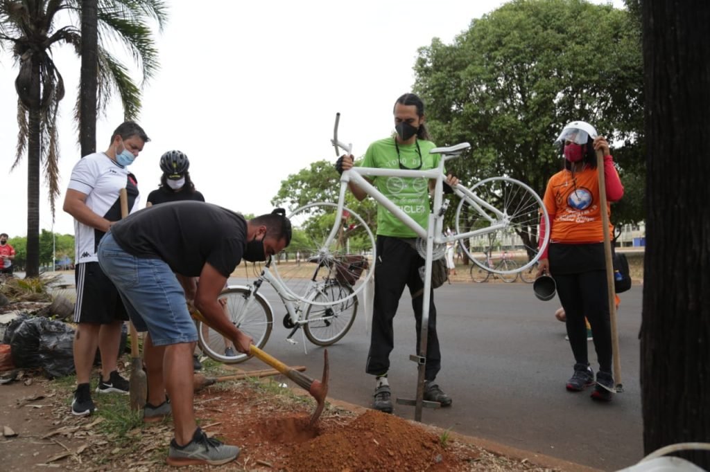 Ong rodas da paz, instala ghost bikes em homenagem a ciclistas que morreram nas vias do DF 1