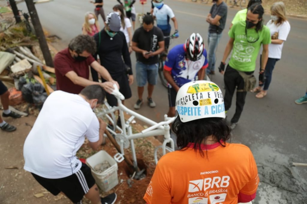 Ong rodas da paz, instala ghost bikes em homenagem a ciclistas que morreram nas vias do DF 1