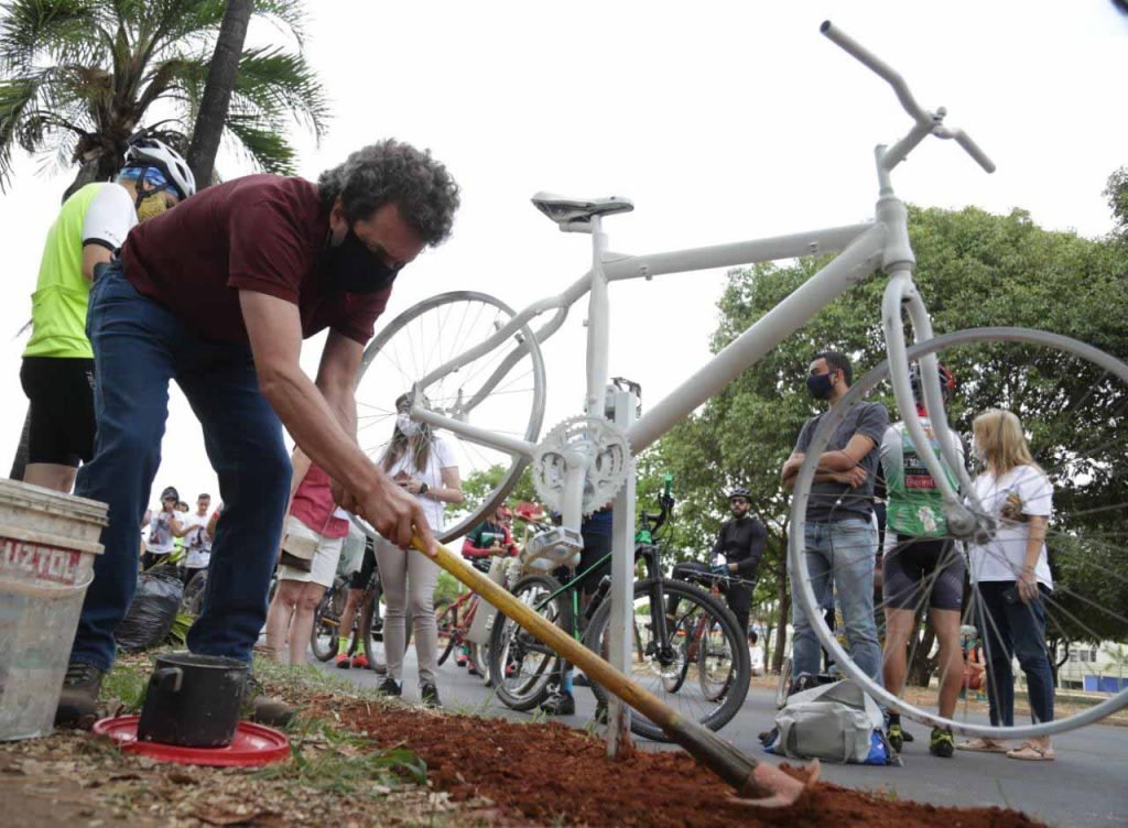 Ong rodas da paz, instala ghost bikes em homenagem a ciclistas que morreram nas vias do DF 1
