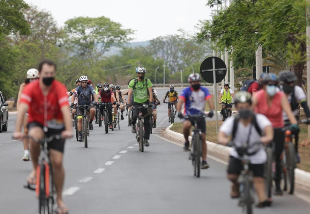 Ong rodas da paz, instala ghost bikes em homenagem a ciclistas que morreram nas vias do DF 1