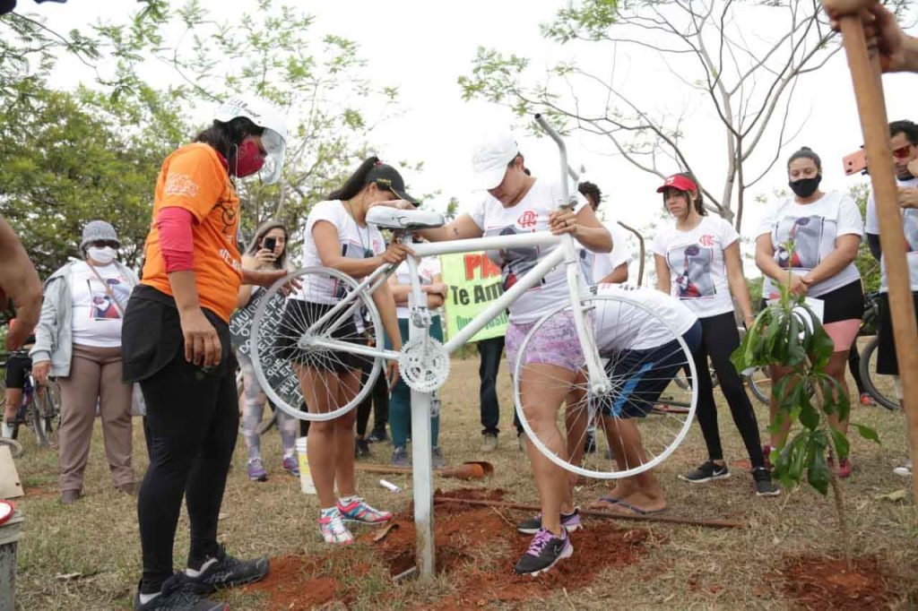 Ong rodas da paz, instala ghost bikes em homenagem a ciclistas que morreram nas vias do DF 1