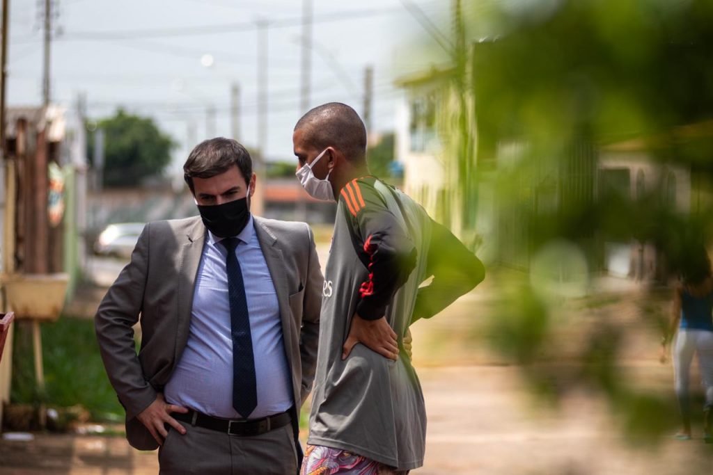 Preso injustamente por três anos no DF, Lucas Moreira da Silva é solto na foto daniel Oliveira defensor publico