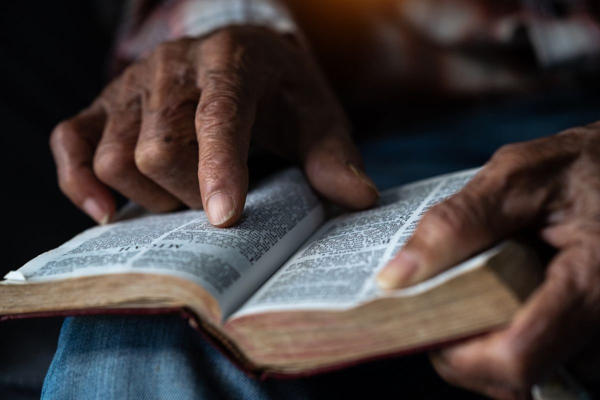 Pastor estupra enteadas gêmeas e é preso no Rio de Janeiro
