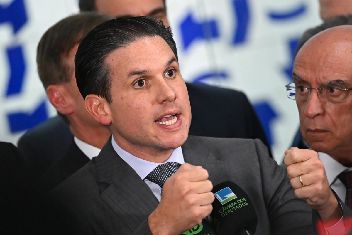 Hugo Motta veta proposta que equipara facções a grupos terroristas