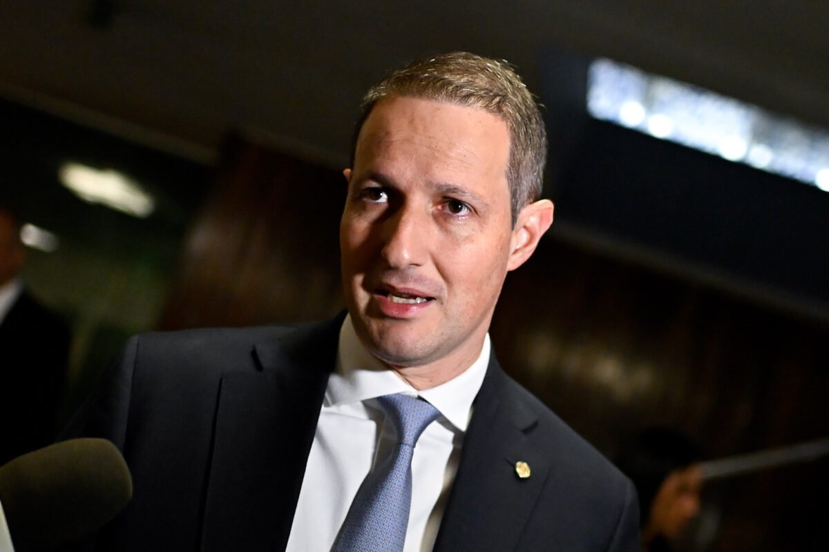 Após polêmicas, Derrite apresenta 6º relatório do PL Antifacção