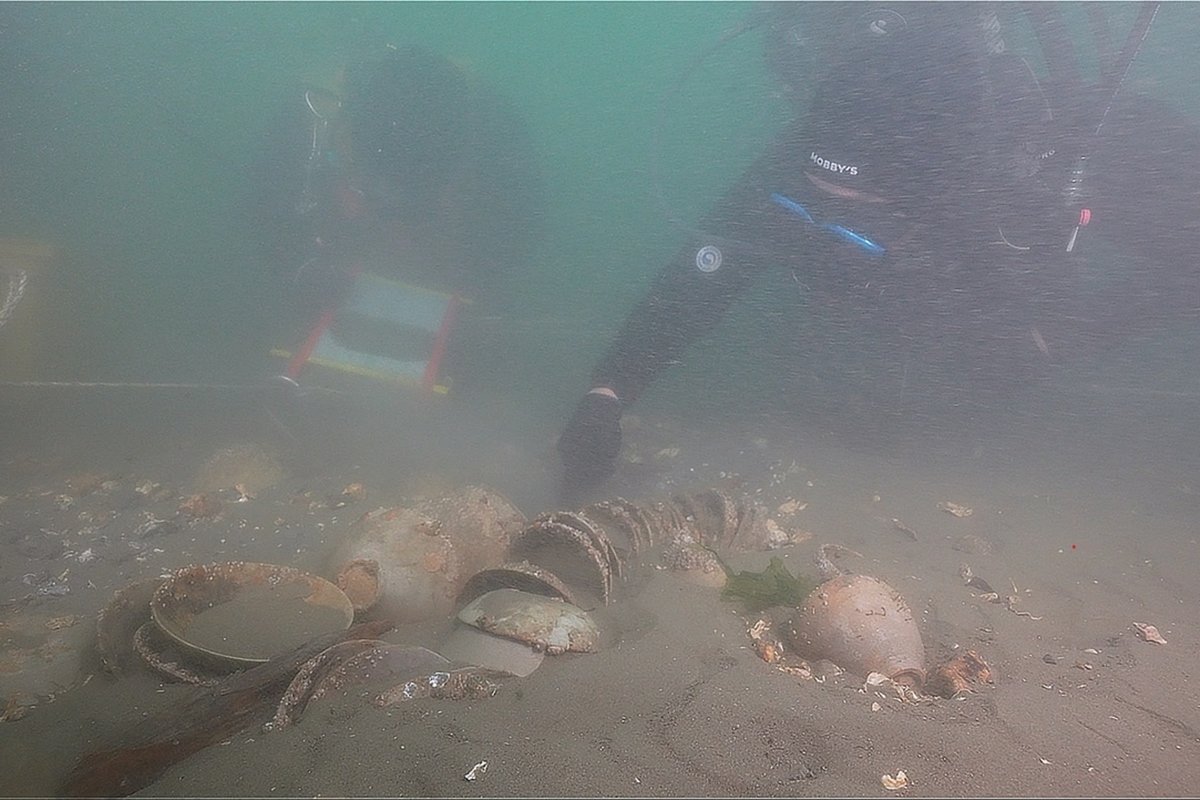 Imagem colorida mostra cerâmica encontrada no fundo do mar na Coreia do Sul - Metrópoles