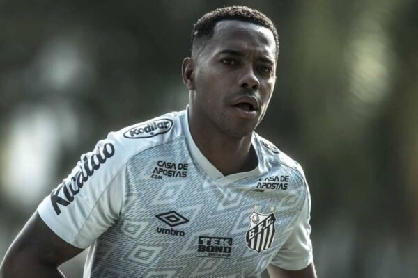 Imagem colorida de Robinho com camisa do Santos - Metrópoles