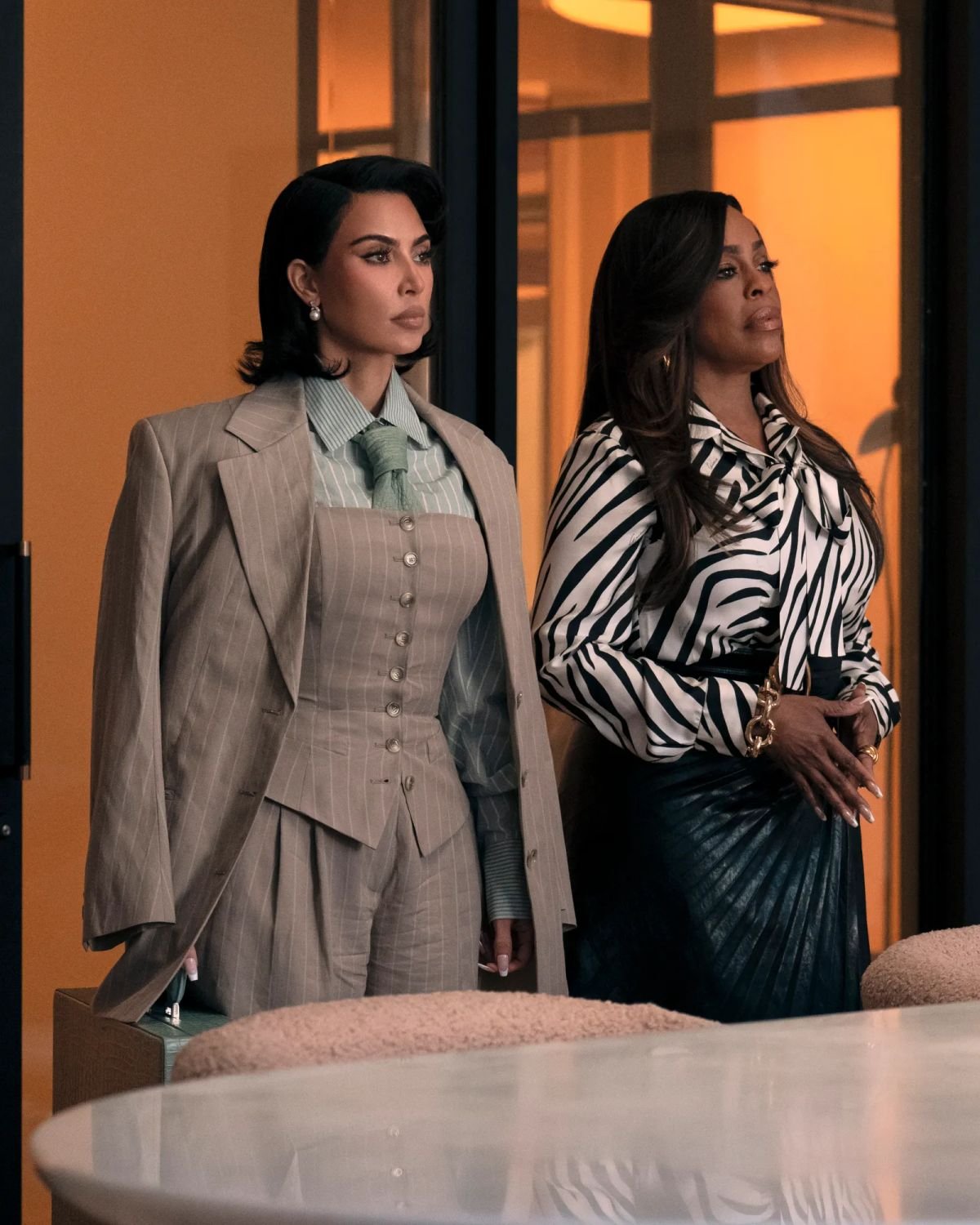 foto com cor. figurinos da série all's fair - metrópoles